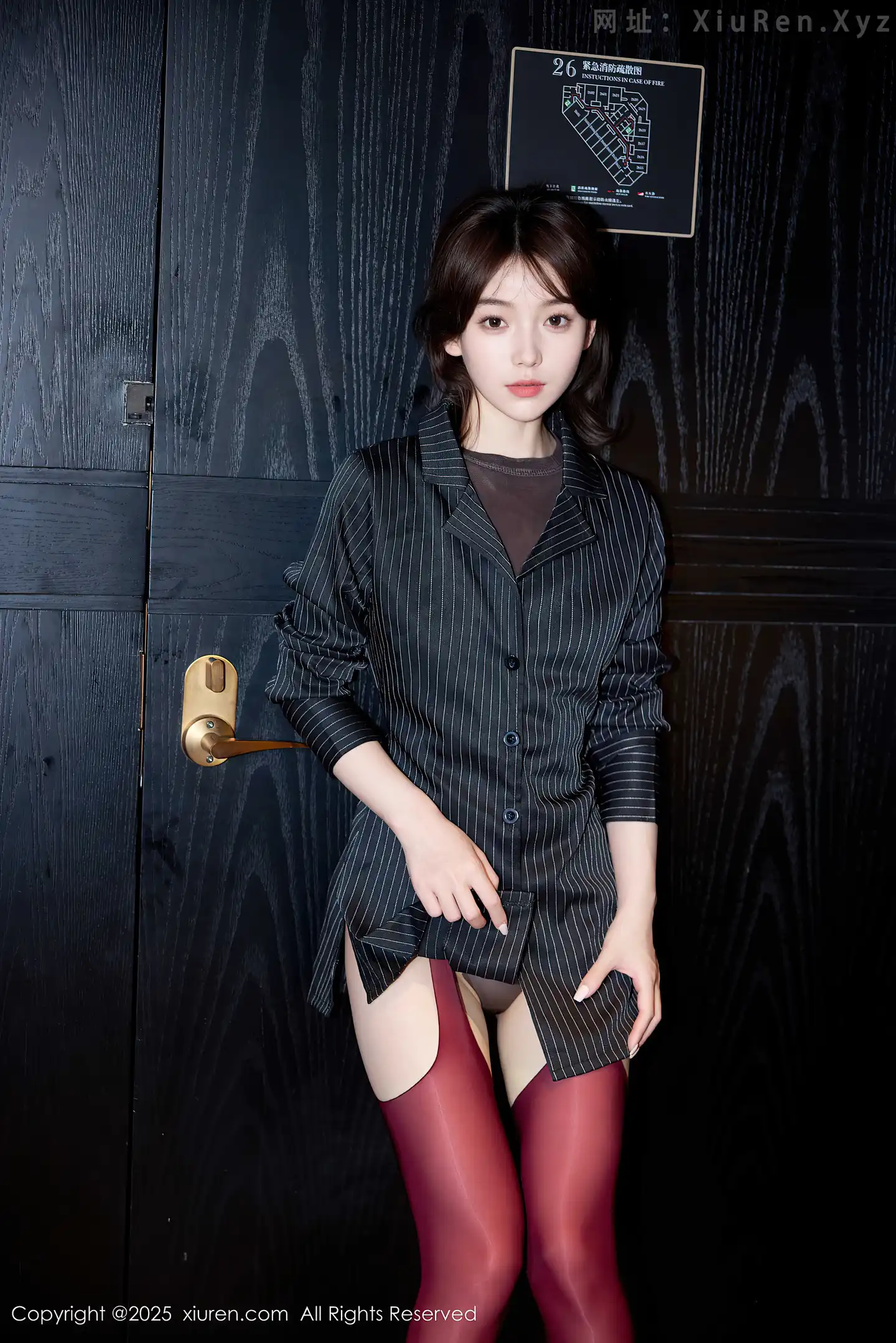 图片[4]-[XiuRen秀人网]VOL.10633 模特汁汁时尚穿搭性感黑色衬衫配红丝吊袜秀曼妙身姿诱惑写真57P-秀人网官方网站